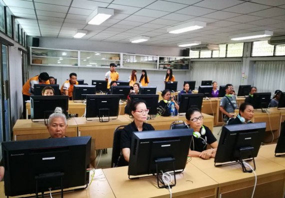 ภาพกิจกรรม หลักสูตรเทคโนโลยีสารสนเทศ จัดการอบรมเชิงปฏิบัติการ เรื่อง การใช้คอมพิวเตอร์เบื้องต้นในผู้สูงอายุ