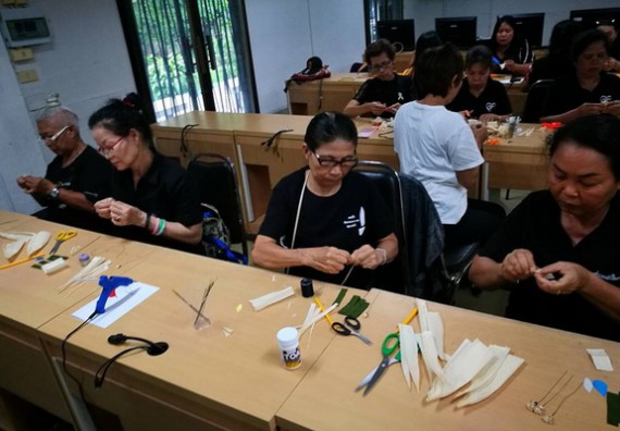 ภาพกิจกรรม หลักสูตรเทคโนโลยีสารสนเทศ จัดการอบรมเชิงปฏิบัติการ เรื่อง การใช้คอมพิวเตอร์เบื้องต้นในผู้สูงอายุ