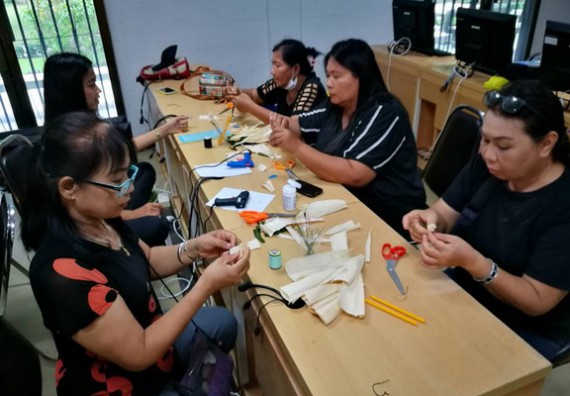 ภาพกิจกรรม หลักสูตรเทคโนโลยีสารสนเทศ จัดการอบรมเชิงปฏิบัติการ เรื่อง การใช้คอมพิวเตอร์เบื้องต้นในผู้สูงอายุ