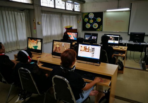 ภาพกิจกรรม หลักสูตรเทคโนโลยีสารสนเทศ จัดการอบรมเชิงปฏิบัติการ เรื่อง การใช้คอมพิวเตอร์เบื้องต้นในผู้สูงอายุ