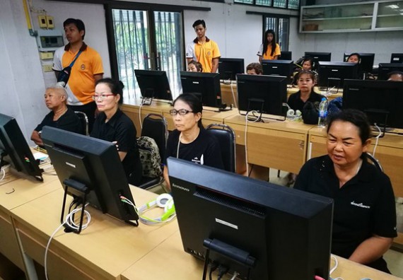 ภาพกิจกรรม หลักสูตรเทคโนโลยีสารสนเทศ จัดการอบรมเชิงปฏิบัติการ เรื่อง การใช้คอมพิวเตอร์เบื้องต้นในผู้สูงอายุ