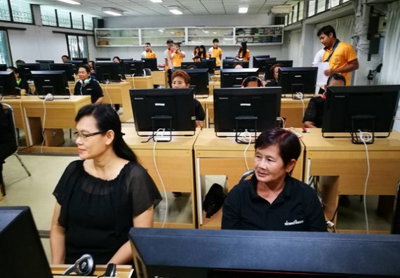 ภาพกิจกรรม หลักสูตรเทคโนโลยีสารสนเทศ จัดการอบรมเชิงปฏิบัติการ เรื่อง การใช้คอมพิวเตอร์เบื้องต้นในผู้สูงอายุ