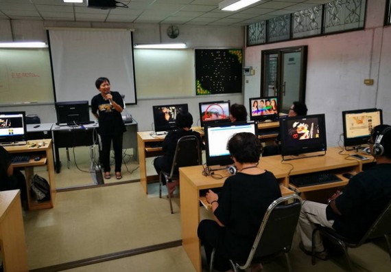 ภาพกิจกรรม หลักสูตรเทคโนโลยีสารสนเทศ จัดการอบรมเชิงปฏิบัติการ เรื่อง การใช้คอมพิวเตอร์เบื้องต้นในผู้สูงอายุ