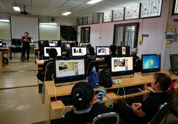 ภาพกิจกรรม หลักสูตรเทคโนโลยีสารสนเทศ จัดการอบรมเชิงปฏิบัติการ เรื่อง การใช้คอมพิวเตอร์เบื้องต้นในผู้สูงอายุ