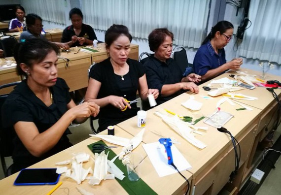 ภาพกิจกรรม หลักสูตรเทคโนโลยีสารสนเทศ จัดการอบรมเชิงปฏิบัติการ เรื่อง การใช้คอมพิวเตอร์เบื้องต้นในผู้สูงอายุ