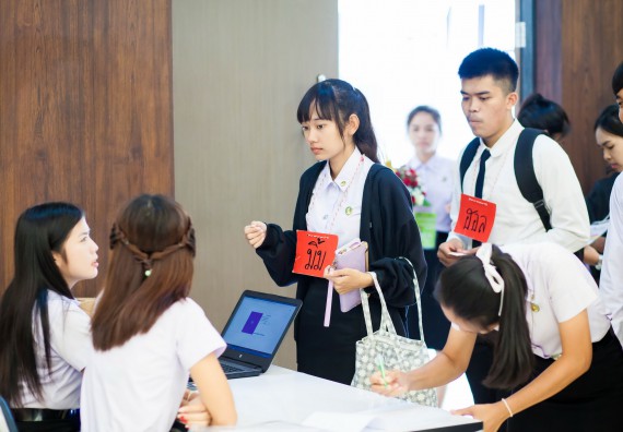 ภาพกิจกรรม คณะวิทยาศาสตร์และเทคโนโลยี จัดกิจกรรมไหว้ครูคณะวิทยาศาสตร์และเทคโนโลยี ประจำปีการศึกษา 2560