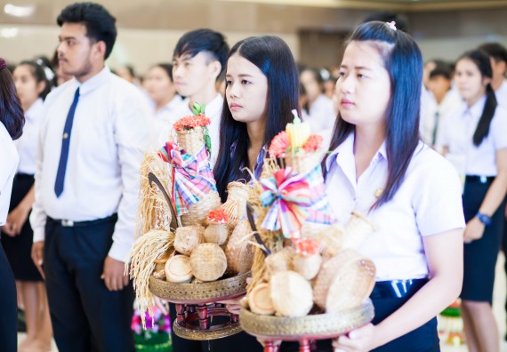ภาพกิจกรรม คณะวิทยาศาสตร์และเทคโนโลยี จัดกิจกรรมไหว้ครูคณะวิทยาศาสตร์และเทคโนโลยี ประจำปีการศึกษา 2560