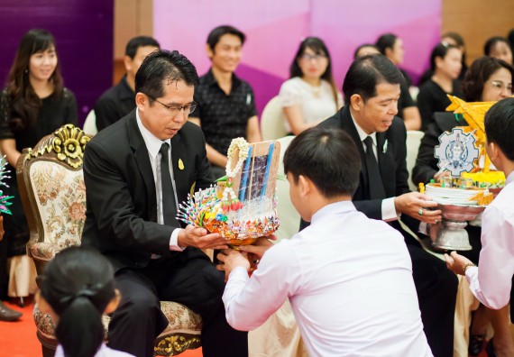 ภาพกิจกรรม คณะวิทยาศาสตร์และเทคโนโลยี เข้าร่วมพิธีไหว้ครู “น้อมจิตวันทาบูชาครู” ประจำปีการศึกษา 2560