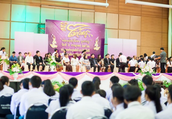 ภาพกิจกรรม คณะวิทยาศาสตร์และเทคโนโลยี เข้าร่วมพิธีไหว้ครู “น้อมจิตวันทาบูชาครู” ประจำปีการศึกษา 2560