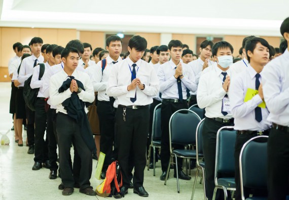 ภาพกิจกรรม คณะวิทยาศาสตร์และเทคโนโลยี เข้าร่วมพิธีไหว้ครู “น้อมจิตวันทาบูชาครู” ประจำปีการศึกษา 2560