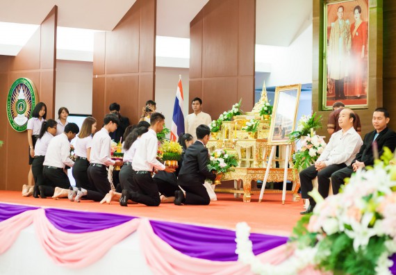 ภาพกิจกรรม คณะวิทยาศาสตร์และเทคโนโลยี เข้าร่วมพิธีไหว้ครู “น้อมจิตวันทาบูชาครู” ประจำปีการศึกษา 2560