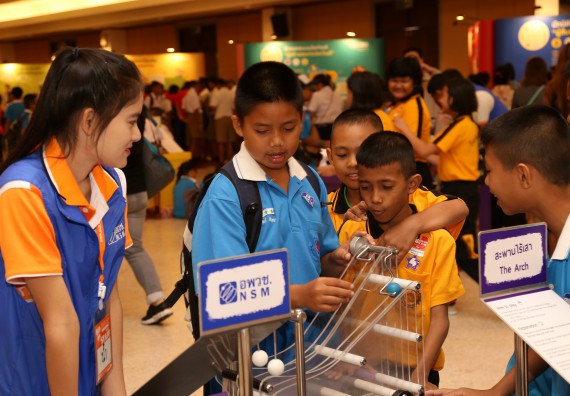 ภาพบรรยากาศการเข้าชมกิจกรรม คาราวานวิทยาศาสตร์ อพวช.