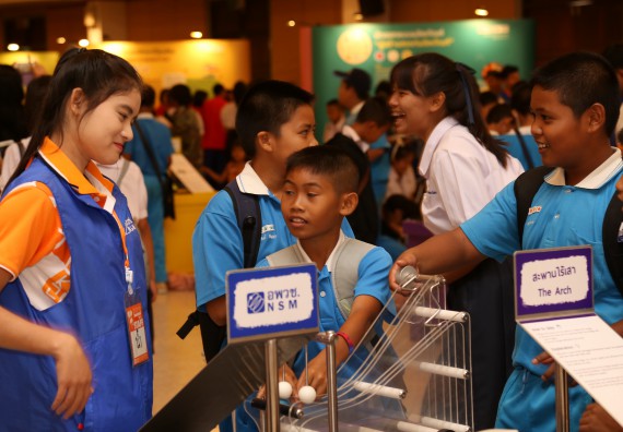 ภาพบรรยากาศการเข้าชมกิจกรรม คาราวานวิทยาศาสตร์ อพวช.