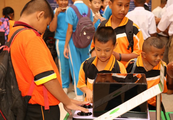 ภาพบรรยากาศการเข้าชมกิจกรรม คาราวานวิทยาศาสตร์ อพวช.