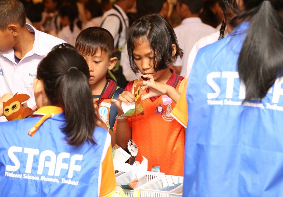 ภาพบรรยากาศการเข้าชมกิจกรรม คาราวานวิทยาศาสตร์ อพวช.