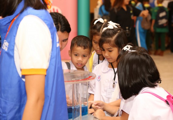 ภาพบรรยากาศการเข้าชมกิจกรรม คาราวานวิทยาศาสตร์ อพวช.