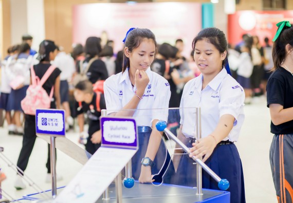 ภาพบรรยากาศการเข้าชมกิจกรรม คาราวานวิทยาศาสตร์ อพวช.