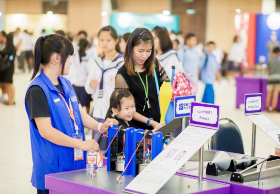 ภาพบรรยากาศการเข้าชมกิจกรรม คาราวานวิทยาศาสตร์ อพวช.