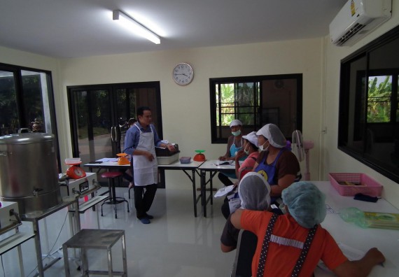 ภาพกิจกรรม โปรแกรมวิชาวิทยาศาสตร์และเทคโนโลยีการอาหาร จัดกิจกรรมการดำเนินการถ่ายทอดความรู้จากงานวิจัยเพื่อสร้างผลิตภัณฑ์ใหม่เพื่อการพาณิชย์