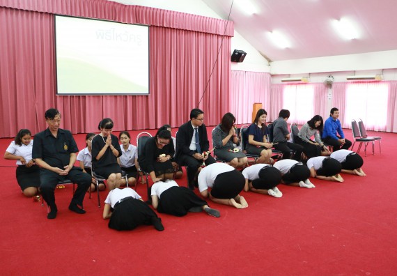 ภาพกิจกรรม โปรแกรมวิชาเคมี จัดกิจกรรมไหว้ครูเคมี ประจำปีการศึกษา 2560