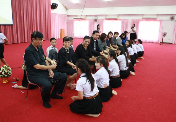 ภาพกิจกรรม โปรแกรมวิชาเคมี จัดกิจกรรมไหว้ครูเคมี ประจำปีการศึกษา 2560