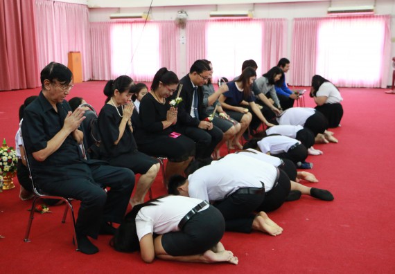 ภาพกิจกรรม โปรแกรมวิชาเคมี จัดกิจกรรมไหว้ครูเคมี ประจำปีการศึกษา 2560