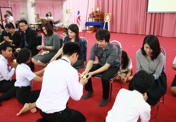 ภาพกิจกรรม โปรแกรมวิชาเคมี จัดกิจกรรมไหว้ครูเคมี ประจำปีการศึกษา 2560