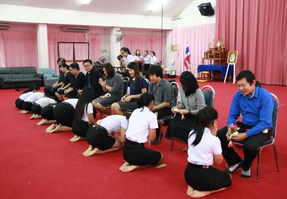 ภาพกิจกรรม โปรแกรมวิชาเคมี จัดกิจกรรมไหว้ครูเคมี ประจำปีการศึกษา 2560