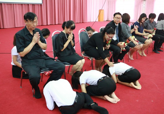 ภาพกิจกรรม โปรแกรมวิชาเคมี จัดกิจกรรมไหว้ครูเคมี ประจำปีการศึกษา 2560