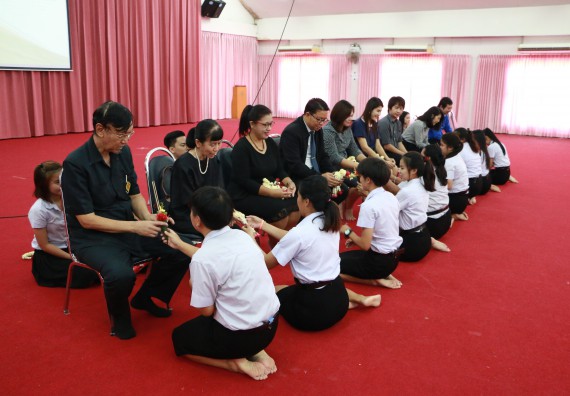 ภาพกิจกรรม โปรแกรมวิชาเคมี จัดกิจกรรมไหว้ครูเคมี ประจำปีการศึกษา 2560