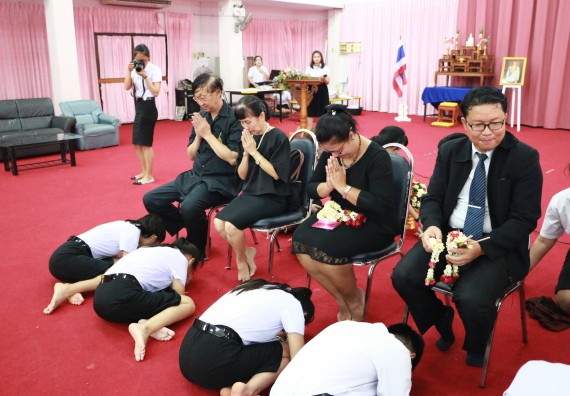 ภาพกิจกรรม โปรแกรมวิชาเคมี จัดกิจกรรมไหว้ครูเคมี ประจำปีการศึกษา 2560