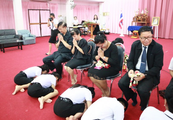 ภาพกิจกรรม โปรแกรมวิชาเคมี จัดกิจกรรมไหว้ครูเคมี ประจำปีการศึกษา 2560