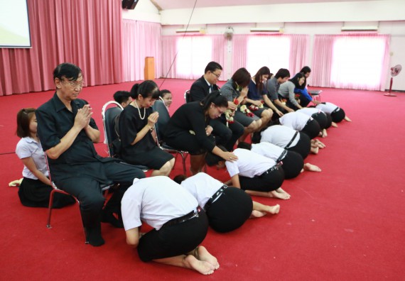 ภาพกิจกรรม โปรแกรมวิชาเคมี จัดกิจกรรมไหว้ครูเคมี ประจำปีการศึกษา 2560