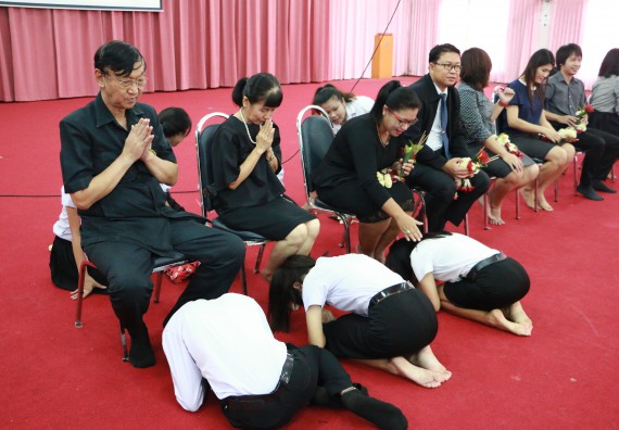 ภาพกิจกรรม โปรแกรมวิชาเคมี จัดกิจกรรมไหว้ครูเคมี ประจำปีการศึกษา 2560