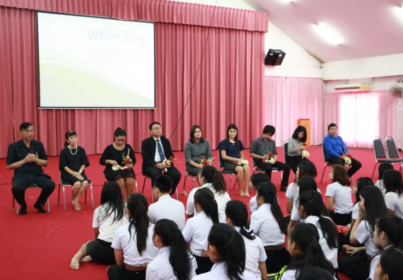 ภาพกิจกรรม โปรแกรมวิชาเคมี จัดกิจกรรมไหว้ครูเคมี ประจำปีการศึกษา 2560