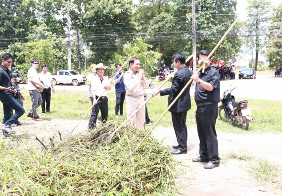 ภาพกิจกรรม ผู้บริหาร คณาจารย์และนักศึกษา คณะวิทยาศาสตร์และเทคโนโลยี เข้าร่วมโครงการขุดลอกคูคลองกำจัดวัชพืช และมหาวิทยาลัยสะอาดเฉลิมพระเกียรติสมเด็จพระเจ้าอยู่หัวมหาวชิราลงกรณ บดินทรเทพยวรางกูร เนื่องในโอกาสวันเฉลิมพระชนมพรรษา 65 พรรษา 28 กรกฎาคม 2560