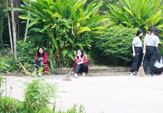 ภาพกิจกรรม ผู้บริหาร คณาจารย์และนักศึกษา คณะวิทยาศาสตร์และเทคโนโลยี เข้าร่วมโครงการขุดลอกคูคลองกำจัดวัชพืช และมหาวิทยาลัยสะอาดเฉลิมพระเกียรติสมเด็จพระเจ้าอยู่หัวมหาวชิราลงกรณ บดินทรเทพยวรางกูร เนื่องในโอกาสวันเฉลิมพระชนมพรรษา 65 พรรษา 28 กรกฎาคม 2560