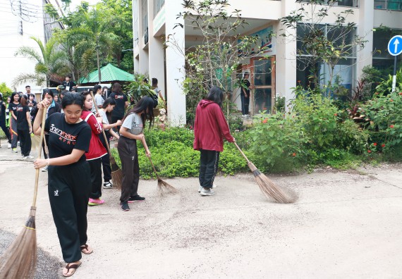 ภาพกิจกรรม ผู้บริหาร คณาจารย์และนักศึกษา คณะวิทยาศาสตร์และเทคโนโลยี เข้าร่วมโครงการขุดลอกคูคลองกำจัดวัชพืช และมหาวิทยาลัยสะอาดเฉลิมพระเกียรติสมเด็จพระเจ้าอยู่หัวมหาวชิราลงกรณ บดินทรเทพยวรางกูร เนื่องในโอกาสวันเฉลิมพระชนมพรรษา 65 พรรษา 28 กรกฎาคม 2560