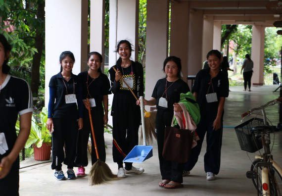 ภาพกิจกรรม ผู้บริหาร คณาจารย์และนักศึกษา คณะวิทยาศาสตร์และเทคโนโลยี เข้าร่วมโครงการขุดลอกคูคลองกำจัดวัชพืช และมหาวิทยาลัยสะอาดเฉลิมพระเกียรติสมเด็จพระเจ้าอยู่หัวมหาวชิราลงกรณ บดินทรเทพยวรางกูร เนื่องในโอกาสวันเฉลิมพระชนมพรรษา 65 พรรษา 28 กรกฎาคม 2560