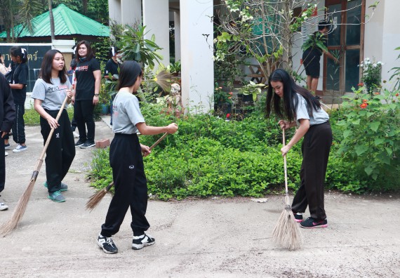 ภาพกิจกรรม ผู้บริหาร คณาจารย์และนักศึกษา คณะวิทยาศาสตร์และเทคโนโลยี เข้าร่วมโครงการขุดลอกคูคลองกำจัดวัชพืช และมหาวิทยาลัยสะอาดเฉลิมพระเกียรติสมเด็จพระเจ้าอยู่หัวมหาวชิราลงกรณ บดินทรเทพยวรางกูร เนื่องในโอกาสวันเฉลิมพระชนมพรรษา 65 พรรษา 28 กรกฎาคม 2560