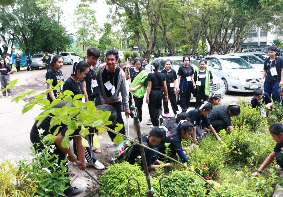 ภาพกิจกรรม ผู้บริหาร คณาจารย์และนักศึกษา คณะวิทยาศาสตร์และเทคโนโลยี เข้าร่วมโครงการขุดลอกคูคลองกำจัดวัชพืช และมหาวิทยาลัยสะอาดเฉลิมพระเกียรติสมเด็จพระเจ้าอยู่หัวมหาวชิราลงกรณ บดินทรเทพยวรางกูร เนื่องในโอกาสวันเฉลิมพระชนมพรรษา 65 พรรษา 28 กรกฎาคม 2560