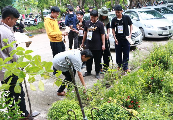 ภาพกิจกรรม ผู้บริหาร คณาจารย์และนักศึกษา คณะวิทยาศาสตร์และเทคโนโลยี เข้าร่วมโครงการขุดลอกคูคลองกำจัดวัชพืช และมหาวิทยาลัยสะอาดเฉลิมพระเกียรติสมเด็จพระเจ้าอยู่หัวมหาวชิราลงกรณ บดินทรเทพยวรางกูร เนื่องในโอกาสวันเฉลิมพระชนมพรรษา 65 พรรษา 28 กรกฎาคม 2560