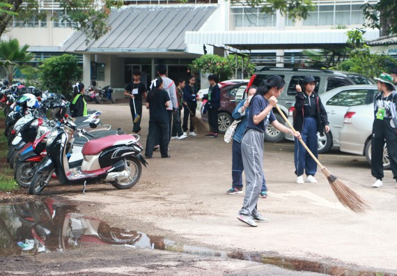 ภาพกิจกรรม ผู้บริหาร คณาจารย์และนักศึกษา คณะวิทยาศาสตร์และเทคโนโลยี เข้าร่วมโครงการขุดลอกคูคลองกำจัดวัชพืช และมหาวิทยาลัยสะอาดเฉลิมพระเกียรติสมเด็จพระเจ้าอยู่หัวมหาวชิราลงกรณ บดินทรเทพยวรางกูร เนื่องในโอกาสวันเฉลิมพระชนมพรรษา 65 พรรษา 28 กรกฎาคม 2560