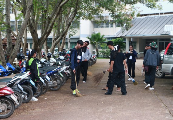 ภาพกิจกรรม ผู้บริหาร คณาจารย์และนักศึกษา คณะวิทยาศาสตร์และเทคโนโลยี เข้าร่วมโครงการขุดลอกคูคลองกำจัดวัชพืช และมหาวิทยาลัยสะอาดเฉลิมพระเกียรติสมเด็จพระเจ้าอยู่หัวมหาวชิราลงกรณ บดินทรเทพยวรางกูร เนื่องในโอกาสวันเฉลิมพระชนมพรรษา 65 พรรษา 28 กรกฎาคม 2560