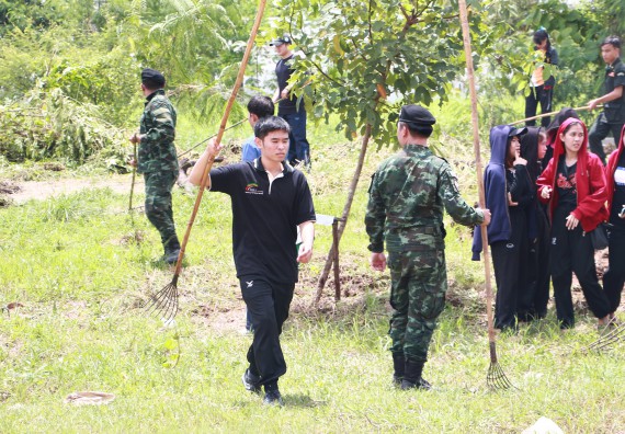 ภาพกิจกรรม ผู้บริหาร คณาจารย์และนักศึกษา คณะวิทยาศาสตร์และเทคโนโลยี เข้าร่วมโครงการขุดลอกคูคลองกำจัดวัชพืช และมหาวิทยาลัยสะอาดเฉลิมพระเกียรติสมเด็จพระเจ้าอยู่หัวมหาวชิราลงกรณ บดินทรเทพยวรางกูร เนื่องในโอกาสวันเฉลิมพระชนมพรรษา 65 พรรษา 28 กรกฎาคม 2560