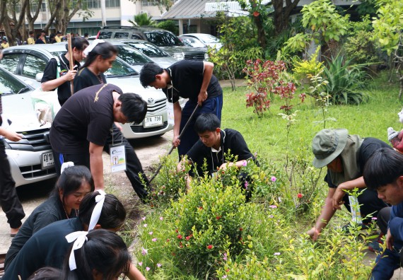 ภาพกิจกรรม ผู้บริหาร คณาจารย์และนักศึกษา คณะวิทยาศาสตร์และเทคโนโลยี เข้าร่วมโครงการขุดลอกคูคลองกำจัดวัชพืช และมหาวิทยาลัยสะอาดเฉลิมพระเกียรติสมเด็จพระเจ้าอยู่หัวมหาวชิราลงกรณ บดินทรเทพยวรางกูร เนื่องในโอกาสวันเฉลิมพระชนมพรรษา 65 พรรษา 28 กรกฎาคม 2560