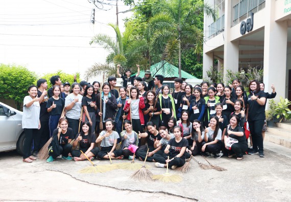 ภาพกิจกรรม ผู้บริหาร คณาจารย์และนักศึกษา คณะวิทยาศาสตร์และเทคโนโลยี เข้าร่วมโครงการขุดลอกคูคลองกำจัดวัชพืช และมหาวิทยาลัยสะอาดเฉลิมพระเกียรติสมเด็จพระเจ้าอยู่หัวมหาวชิราลงกรณ บดินทรเทพยวรางกูร เนื่องในโอกาสวันเฉลิมพระชนมพรรษา 65 พรรษา 28 กรกฎาคม 2560