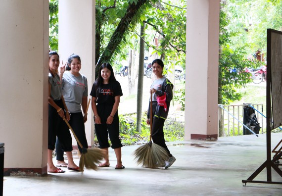 ภาพกิจกรรม ผู้บริหาร คณาจารย์และนักศึกษา คณะวิทยาศาสตร์และเทคโนโลยี เข้าร่วมโครงการขุดลอกคูคลองกำจัดวัชพืช และมหาวิทยาลัยสะอาดเฉลิมพระเกียรติสมเด็จพระเจ้าอยู่หัวมหาวชิราลงกรณ บดินทรเทพยวรางกูร เนื่องในโอกาสวันเฉลิมพระชนมพรรษา 65 พรรษา 28 กรกฎาคม 2560