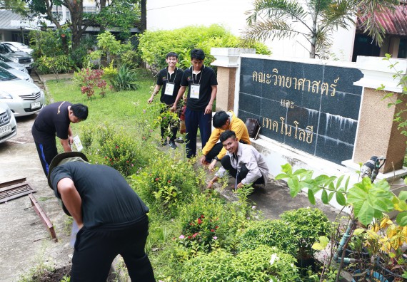 ภาพกิจกรรม ผู้บริหาร คณาจารย์และนักศึกษา คณะวิทยาศาสตร์และเทคโนโลยี เข้าร่วมโครงการขุดลอกคูคลองกำจัดวัชพืช และมหาวิทยาลัยสะอาดเฉลิมพระเกียรติสมเด็จพระเจ้าอยู่หัวมหาวชิราลงกรณ บดินทรเทพยวรางกูร เนื่องในโอกาสวันเฉลิมพระชนมพรรษา 65 พรรษา 28 กรกฎาคม 2560