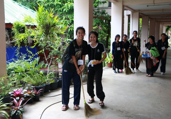 ภาพกิจกรรม ผู้บริหาร คณาจารย์และนักศึกษา คณะวิทยาศาสตร์และเทคโนโลยี เข้าร่วมโครงการขุดลอกคูคลองกำจัดวัชพืช และมหาวิทยาลัยสะอาดเฉลิมพระเกียรติสมเด็จพระเจ้าอยู่หัวมหาวชิราลงกรณ บดินทรเทพยวรางกูร เนื่องในโอกาสวันเฉลิมพระชนมพรรษา 65 พรรษา 28 กรกฎาคม 2560